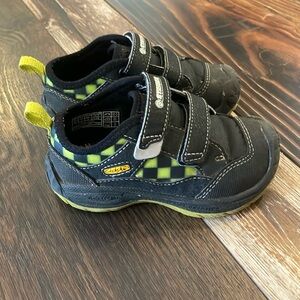 Keen Speed Hound sneaker - black and green - toddler size 7